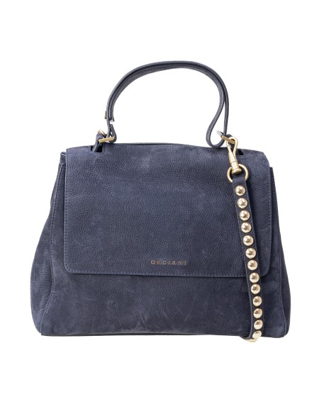 Shop ORCIANI  Borsa: Orciani borsa Sveva misura media realizzata in pelle nubuck.
Può essere indossata a mano, a spalla o cross-body.
Tracolla di cuoio con borchie lunga 100 cm e tracollina di servizio removibile.
Manico regolabile.
Finiture in galvanica ottone dorato.
Interno, bordi e cuciture color testa di moro.
Chiusura con bottone magnetico e apertura a scomparsa nella parte alta della patta.
Tasca interna con zip.
Due taschini interni aperti.
Dimensioni: larghezza 32 cm, altezza 24 cm, profondità 15 cm.
Composiizone: 100% pelle di bovino.
Made in Italy.. BT2006 NBB-NOTTE